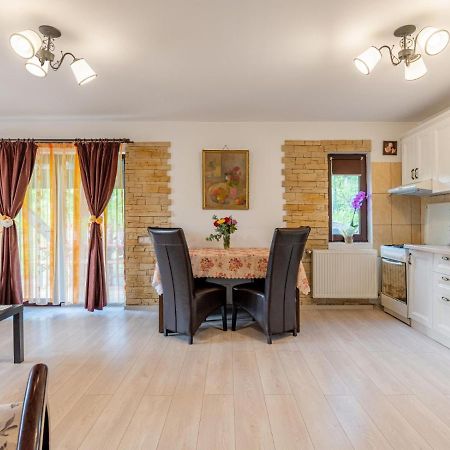 Casuta Cu Trandafiri Hotell Slănic Exteriör bild