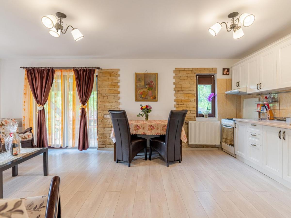 Casuta Cu Trandafiri Hotell Slănic Exteriör bild