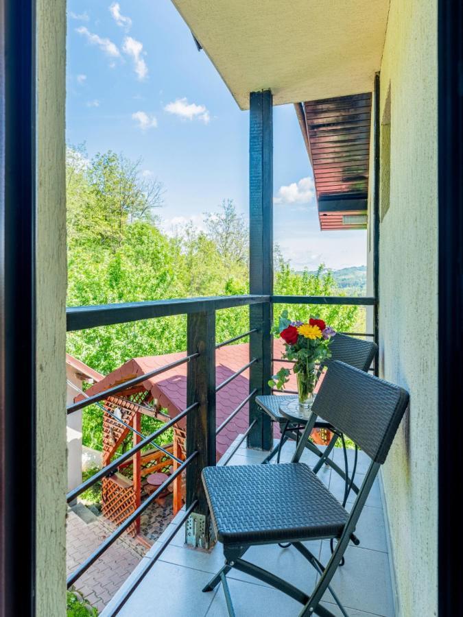 Casuta Cu Trandafiri Hotell Slănic Exteriör bild