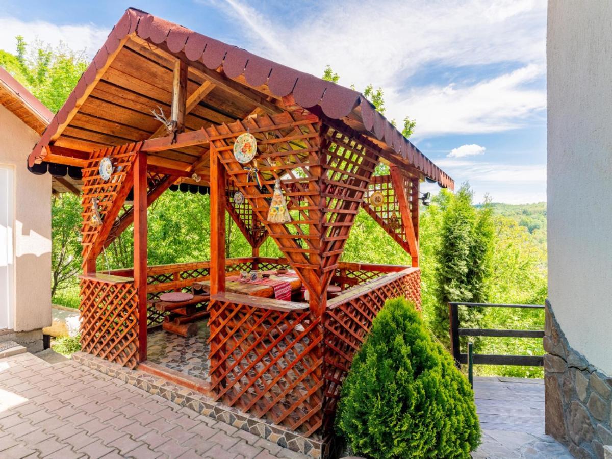 Casuta Cu Trandafiri Hotell Slănic Exteriör bild