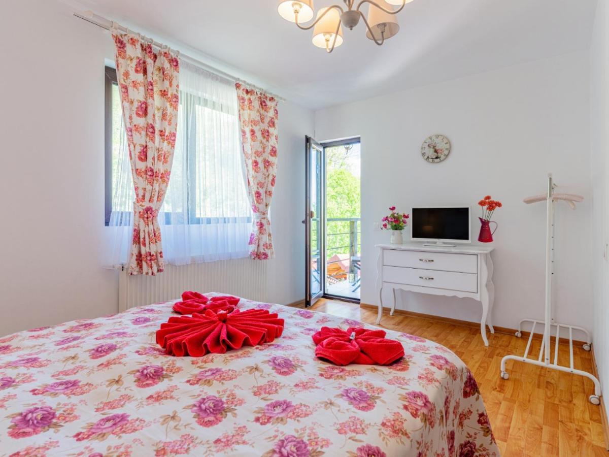 Casuta Cu Trandafiri Hotell Slănic Exteriör bild