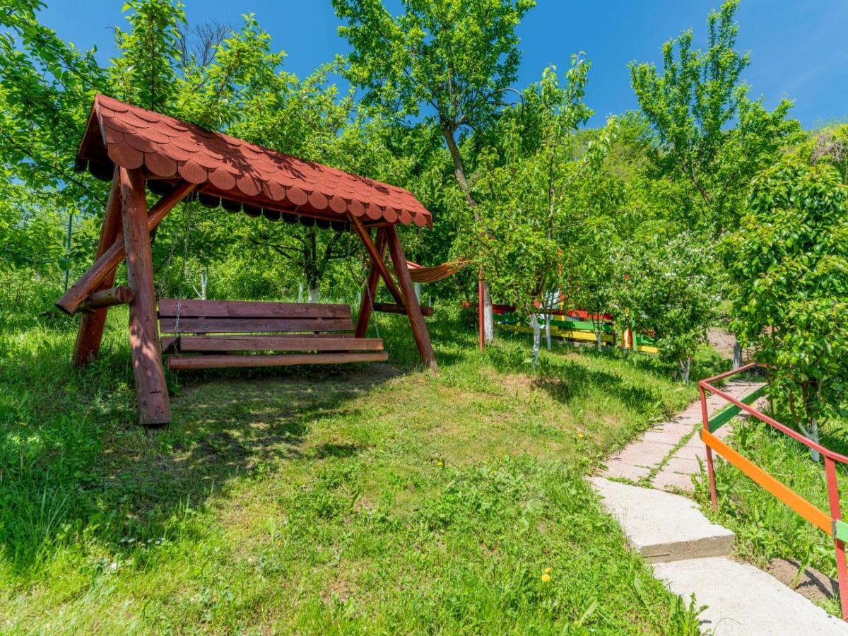 Casuta Cu Trandafiri Hotell Slănic Exteriör bild