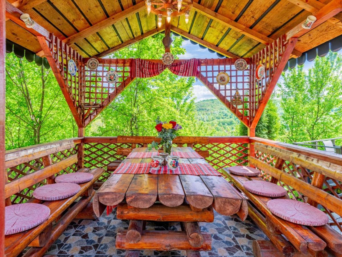 Casuta Cu Trandafiri Hotell Slănic Exteriör bild