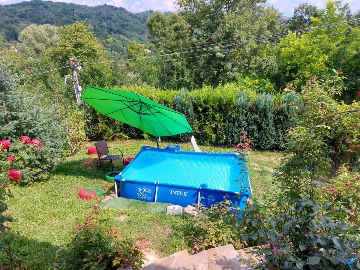 Casuta Cu Trandafiri Hotell Slănic Exteriör bild
