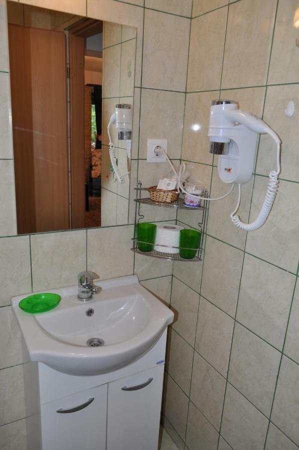 Casuta Cu Trandafiri Hotell Slănic Exteriör bild